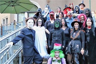 Zur Halloween-Party im Ufo Flöha steht Captain Black Sparrow hinter der Theke -
