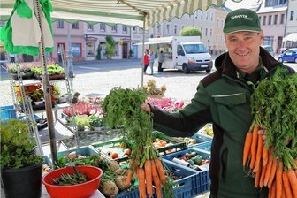 Zur Markttag-Premiere in Waldenburg entbrennt Streit um Öffnungszeiten - Obst und Gemüse aus eigenem Anbau hat Olaf Pfeiffer am Donnerstag erstmals auf der Marktinsel in Waldenburg angeboten. Dort blieb ein Teil der Standplätze leer. 
