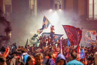Zur Meisterschaft des SSC Neapel: Eine Eruption ganz ohne den Vesuv - Aufgeheizt vom Feuer unter der Stadt: Napoli-Fans feiern den Titel.