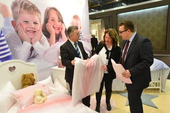 Der Damastweber Curt Bauer aus Aue stellt erstmals Bettwäsche für Kinder vor. Im Bild Firmenchef Michael Bauer (links).