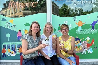 Zur Mittsommernachtsparty in Rodewisch dürfen Gäste tanzen, essen, hüpfen und streicheln - Bei Anne Ditscherlein, Kathleen Münchow und Babett Ludwig (von links) im Stadtbüro können Windlichter gebastelt werden.