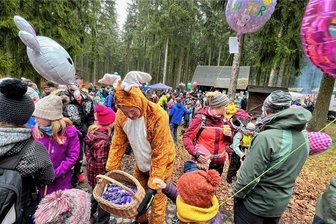 Zur Osterwanderung im Muldental gab es auch Urgroßmutters Klitscher - Die Osterhasen verteilten bei der Wanderung Osterhasen an die rund 100 Kinder Osterhasen. 