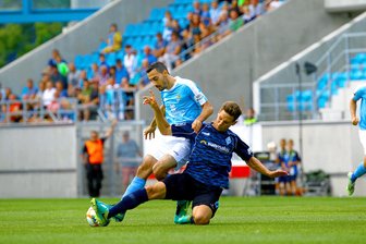 Zur Pause klingelte beim CFC der Wecker - Mannheims Marco Schuster (re.) packt gegen CFC-Flügelflitzer Rafael Garcia eine Grätsche aus. In der ersten Halbzeit ließen sich die Chemnitzer den Schneid abkaufen, in der zweiten nicht mehr.