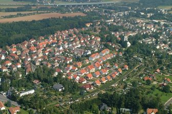 Zur Picknick-Tour gibt's ein Gläschen Kirschbowle - Gästeführer Helge Klemm hat sich intensiv mit der Geschichte der Kirschbergsiedlung in Crimmitschau beschäftigt. Seine neue Tour widmet er daher diesem Teil der Stadt.