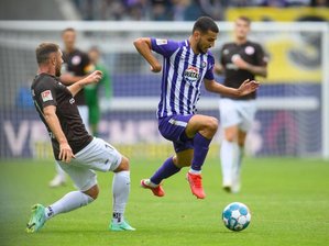 Zur Rückkehr der FCE-Fans gibt es Stressfußball -             Aues Soufiane Messeguem (r) im Zweikampf mit St. Paulis Maximilian Dittgen.
