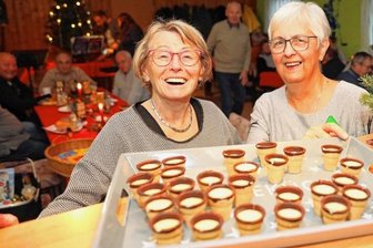Zur Seniorenweihnachtsfeier gibt's Eierlikör und ein besonderes Geschenk -