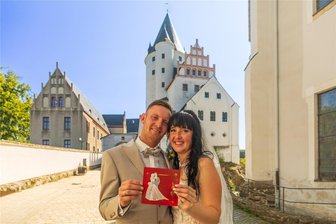 Zurück an den Ort des Geschehens: Weshalb Brautpaare auch Jahre nach der Hochzeit auf Schloss Schwarzenberg willkommen sind - Vivian und Ronny Meyer sind eines der ersten Brautpaare, die einen solchen Gutschein erhalten haben.