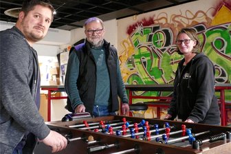 Zurück im „High-Point“: Einstige Discogängerin will im Zschopauer Jugendclub für frischen Schwung sorgen - Mitarbeiter Lucas Raaijmakers (links) und Jugendclubleiter Mathias Raschke machen Katja Schneider mit einem der beliebtesten Spielgeräte im „High-Point“ vertraut: dem Tischkicker.
