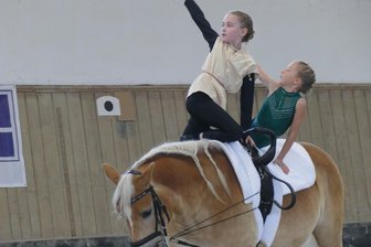 Zurück im Sattel: Reithalle Burgstädt verwandelt sich in Voltigier-Arena - Beim Themenvoltigieren begeisterten Hanna Romanus und Maja Wadewitz als Robin Hood auf dem Pferd Semper.