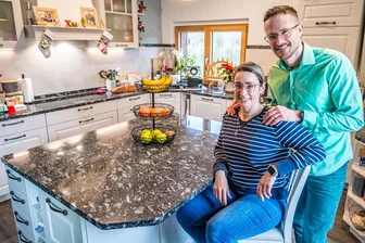 Zurück im Wilden Osten: Warum ein junges Paar das Erzgebirge einem Leben in Texas vorzieht - Josephine und Eric Burke. Ein bisschen Amerika-Feeling hat in Gestalt einer Kücheninsel in ihre Wohnung Einzug gehalten.