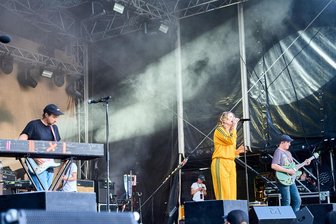 Zurück in die 2000er: Juli beim Kosmos-Festival in Chemnitz - Songs wie Zeitkapseln: Juli auf dem Schloßteichgelände am Samstagabend.