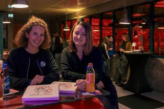 Zurück in die Heimat: Warum sich eine Rückkehr nach Chemnitz lohnt - Katrin Bothe (links) und Laura Thieme von „Chemnitz zieht an“ haben mit Pizza-Portionen berechnet, wie gut es sich in Chemnitz lebt.