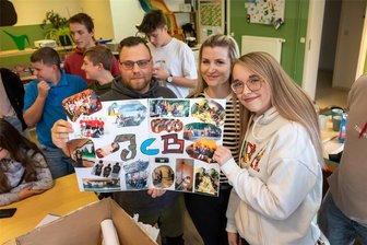 Zurück in die Zukunft in Burgstädt: Wie eine Zeitkapsel Wünsche aus der Vergangenheit ans Tageslicht bringt und was aus ihnen geworden ist - Sebastian Peters, Michelle Vahl und Fenja Naumann (von links) hatten damals eine Bildcollage in die Zeitkapsel gelegt, die jetzt Erinnerungen an die Zeit vor zehn Jahren weckte.