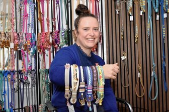 Zurück in Klingenthal: Warum eine Heimkehrerin in der Stadt einen Hundeladen eröffnet - Jessica von der Ohe hat in Klingenthal einen Laden für Hundebedarf eröffnet, in dem sie von Gassitäschchen über Spielzeug und Leinen bis Shampoos vielerlei anbietet.