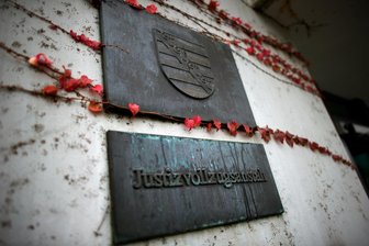 Zurück ins Leben: Wie Gefangene in Dresden ihre zweite Chance nutzen - Wer in der JVA Dresden zu Besuch kommt, fährt durch den Hammerweg an langen Mauern vorbei.