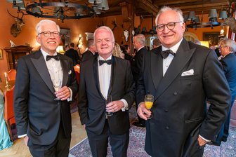 Zurück zu den Wurzeln: Familie trifft sich auf angestammtem Schloss im Erzgebirge - Philipp von Sahr-von Schönberg (M.) im Gespräch mit Alexander und Joachim Diener von Schönberg (v. l.).