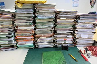 Zurück zu Papierakten: Was die Wohngeldreform im Plauener Rathaus auslöst - Ungeliebt, aber zählebig: Zu den bestehenden Aktenbergen im Rathaus werden weitere Papierakten in der Wohngeldstelle hinzukommen und etliche Schränke füllen.