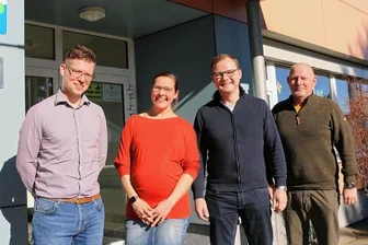 Zurück zur Fünf-Tage-Woche: Wie die Pausaer Oberschule den Lehrernotstand beheben kann - Schulleiter Jürgen Kolbe (rechts) und seine Stellvertreterin Lysann Weigelt, die bald Nachwuchs bekommt, freuen sich über Verstärkung im Lehrerkollegium. Zu den Neuen gehören Christoph Martinetz (links) und Sebastian Herda, der nun dauerhaft an der Oberschule Pausa bleibt.