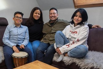 „Zurückgehen, das wäre für uns ein großes Risiko“: So reagieren Venezolaner im Vogtland auf den Sturz von Präsident Maduro - Familie Bejarano stammt aus Venezuela: Sohn Alejandro (links), Mutter Darisbel, Vater José und Tochter Sofia.