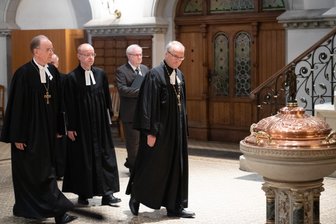 Zurückgetretener Landesbischof Rentzing feierlich verabschiedet - Landesbischof Carsten Rentzing (r) kommt neben Ralf Meister, Leitender Bischof der Vereinigten Evangelisch-Lutherischen Kirche Deutschlands (VELKD), in die Martin-Luther-Kirche zum Gottesdienst der Landessynode Sachsen. Der Gottesdienst zum Auftakt der Herbsttagung der 27. Evangelisch-Lutherischen Landessynode Sachsen ist zugleich auch die Verabschiedung von Landesbischof Rentzing aus dem Bischofsamt.