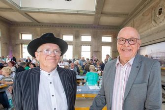 Zusammen 160: Diese Plauener Zwillinge haben etwas zu feiern - Zwei 80-jährige Zwillinge und ein Stück Plauener Geschichte: Wolfram (links) und Wilfried Ketzel gehören zu einer Familie, die in der Stadt viele Spuren durch ihre Stickereifirma hinterlassen hat und durch das Ladenbaugeschäft Fuhrmann & Ketzel auch in der Gegenwart präsent ist.