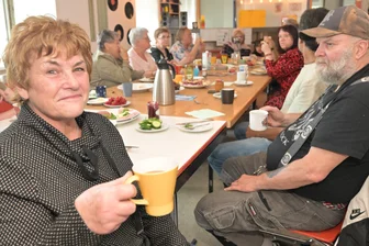 Zusammen am Tisch: Wie das Mittwochsfrühstück in Marienthal Nachbarn verbindet und Gemeinschaft stärkt - Brigitte Horler beim Mittwochsfrühstück in Marienthal. Die Rentnerin kommt seit Juni regelmäßig zum Treff ins Freizeitzentrum.