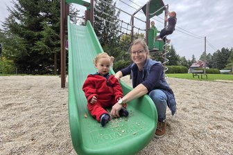 Zusammen angepackt: Zwei Dörfer im Vogtland weihen neue Spielplätze ein - Carina Wünsche und Sohn Nils nutzten zur Einweihung des Spielplatzes an der Waldklause in Pabstleithen das neue Areal mit Rutsche, Kletterelementen und zwei Schaukeln.