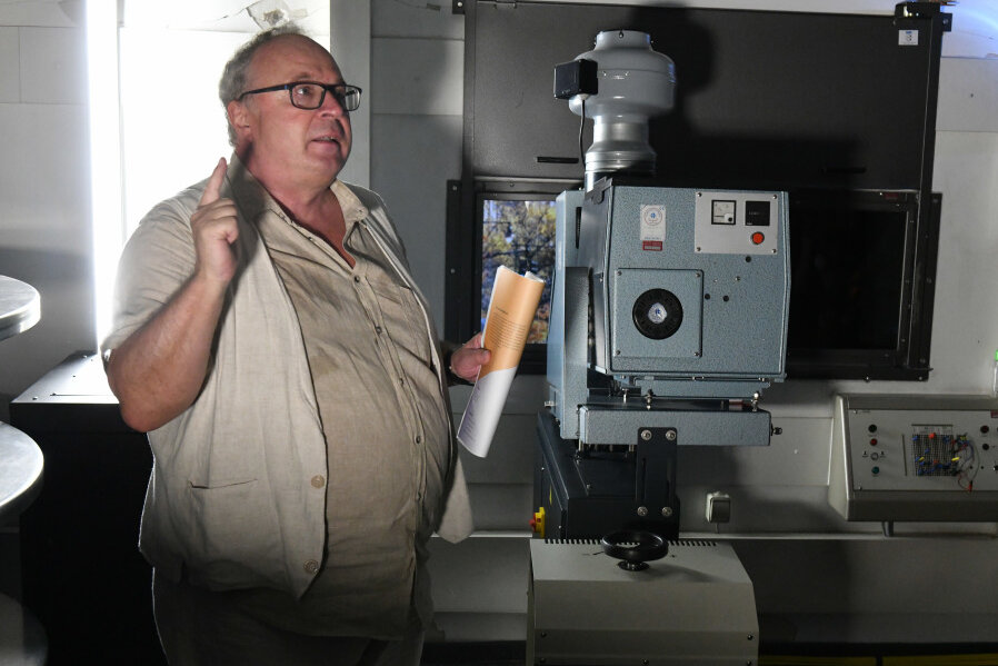 "Zusammen Glücklich sein" beim Kinofest in Freiberg - Betreibsleiter Thomas Erler stellt das historische Filmvorführgerät vor. 