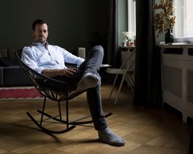 Zusammen - und doch getrennt - Ein Paar, zwei Wohnungen: Er will nicht aus seiner durchgestylten Altbauwohnung weg.
