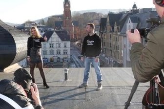 Zusammenstehen-Aktion spielt 11.000 Euro ein - Sophia Verena Trzarnowski und ihr Manager Markus Illmann beim Dreh auf dem Dach des Hotels Blauer Engel in Aue.