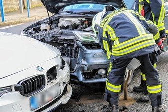 Zusammenstoß auf B 101 in Lauter - Die Feuerwehr Lauter kümmerte sich unter anderem um ausgelaufene Betriebsmittel. 