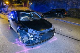 Zusammenstoß auf B 169 - Aus bislang unbekannter Ursache sind in der Nacht zu Freitag zwei VW in Aue kollidiert.