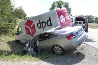 Beide Fahrzeuge landeten im Straßengraben.