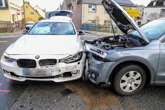 Zusammenstoß auf der B 101 in Lauter - Ein BMW und ein Audi stießen am Samstagnachmittag auf der B 101 in Lauter zusammen.