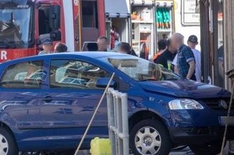 Zusammenstoß auf der Kreuzung - Nach der Kollision mit einem weiteren Pkw hat die Fahrerin eines VW mit ihrem Auto am Dienstagmorgen in Thum noch ein Fußgängergeländer durchbrochen. 