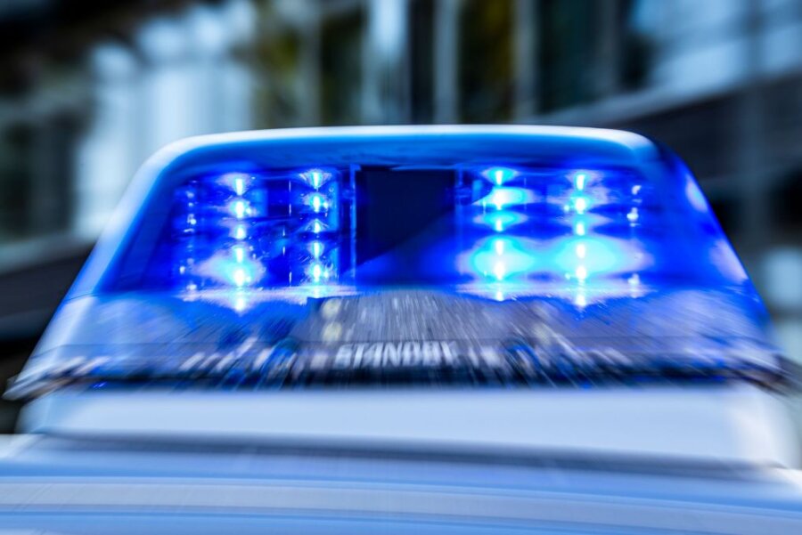 Zusammenstoß auf Kreuzung: 30.000 Euro Schaden - Ein Blaulicht leuchtet auf dem Dach eines Polizeiwagens.