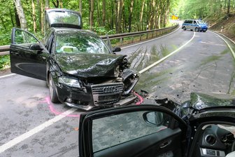 Zusammenstoß auf S222 - Autofahrer schwer verletzt -