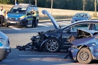 Zusammenstoß beim Linksabbiegen - Beim Abbiegen von der Augustusburger Straße auf den Südring stieß ein VW Polo mit einem VW Passat zusammen. Beide Autofahrer erlitten leichte Verletzungen.