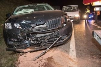 Zusammenstoß beim Linksabbiegen - Die Fahrerin des Skodas zog sich bei der Kollision leichte Verletzungen zu.