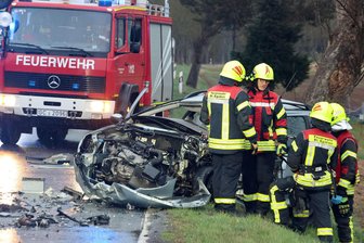 Zusammenstoß mit tragischem Ausgang: 68-jähriger Mann stirbt nach Unfall zwischen St. Egidien und Glauchau - In den Trümmern des Peugeot ist ein 68-jähriger Mann nach dem Unfall zwischen St. Egidien und Glauchau gestorben.