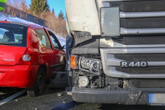Zusammenstoß von Laster und Auto -
