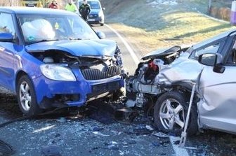 Zusammenstoß vor der Feuerwache - Zwei Pkw sind in Schneeberg auf der B 93 kollidiert.