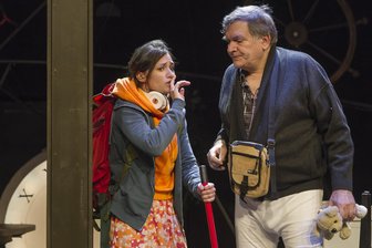 Zusatz-Vorstellungen für "Honig im Kopf" am Vogtlandtheater - Enkelin Tilda (Johanna Franke) ist mit Großvater Amandus (Michael Schramm) auf der Flucht vor dessen Alzheimer-Krankheit und ihren Folgen.