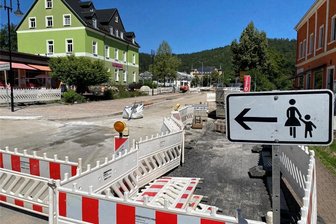 Zusatzaufwand auf der Baustelle: Bahnhofstraße in Schwarzenberg bleibt länger gesperrt als geplant - Die Bahnhofstraße in Schwarzenberg ist zwischen den Abzweigen Gartenstraße und Busbahnhof Baustelle. Die Arbeiten werden länger dauern als zunächst geplant.