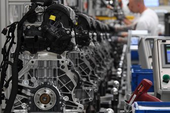 Zusatzschichten in Chemnitz, Betriebsruhe in Zwickau: Die zwei Welten von VW in Sachsen - Motoren der Baureihe EA 211 an einer Montagelinie im VW-Werk in Chemnitz.