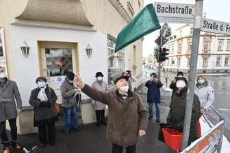 Zusatzschild für die Bachstraße - An das Straßenschild wurde eine kleine Tafel geschraubt. 