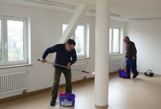 Zuschüsse fließen in drei Objekte - 
              <p class="artikelinhalt">Im Schulgebäude in Lengefeld wird an vielen Stellen gebaut: Manfred Gründer (links) und Klaus Jakait haben am Donnerstag einen zukünftigen Hortraum im Dachgeschoss mit einer Lasur versehen. "Danach sind die Wände abwaschbar", erklärt Klaus Jakait. Insgesamt sind die Arbeiten im Hort fast abgeschlossen.</p>
            