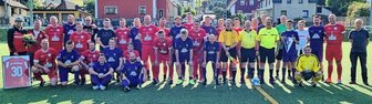 Zuschauer bejubeln Skerdilaid Curris Dribblings - Vor dem Anpfiff durfte das Erinnerungsfoto nicht fehlen.