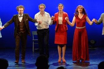 Zuschauer froh über Neustart im Theater - Robert Kapelle, Martin Ennulat, Peter Peniaska, Susanna Voss, Anna Bittner und Andreas Pannach (v.l.) vom Schauspielensemble war die Freude beim wohlverdienten Schlussapplaus am Sonntagabend deutlich anzusehen.