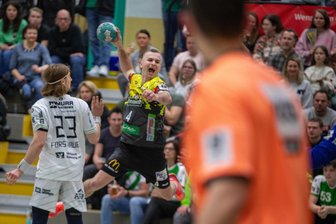 Zuschauer reiben sich die Augen: Oberlosaer Handballer schrammen an Sensation vorbei - Voller Kraft voraus: Torschütze Matevž Kunst (am Ball) vom SV 04 Oberlosa greift hier im Spiel gegen den Spitzenreiter an.